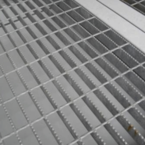 20 ft Open Mesh Floor Bunded Container – Corten Steel, 24 Vents, 7.5 kN/m²